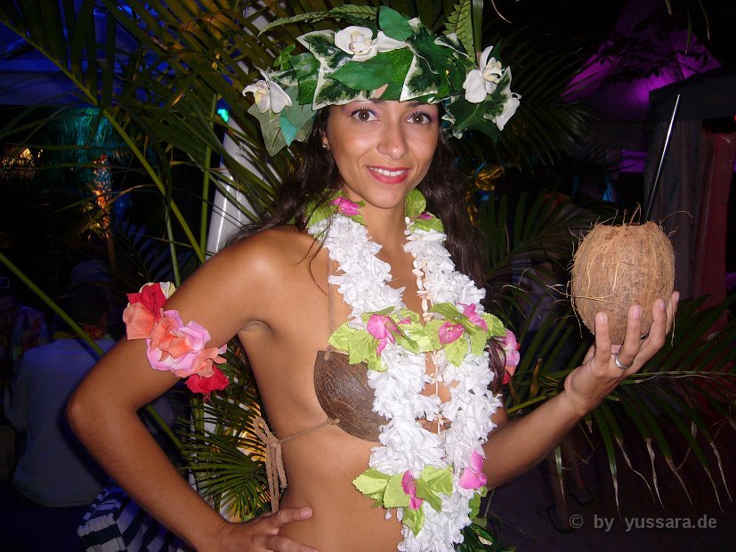 Das Hilgight, traditionelles Kokosnuss öffnen zur Begrüßung ihrer Gäste (21)